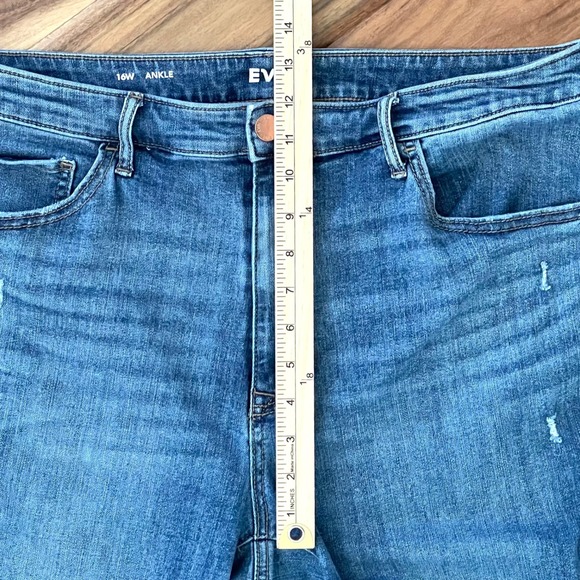 EVRI Size 16W Distressed Tulip Raw Hem High Rise Ankle Jeans Medium Wash Stretch - Picture 3 of 10